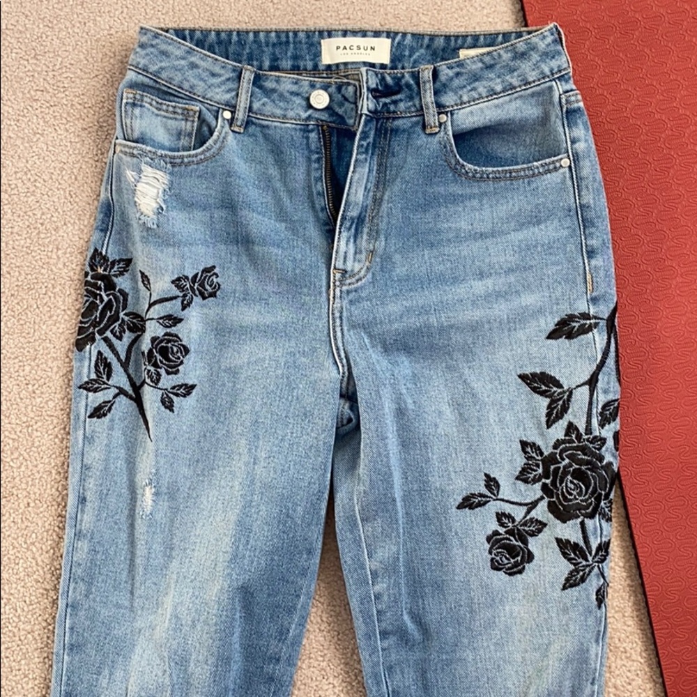 PACSUN MOM JEANS EMBROIDERED